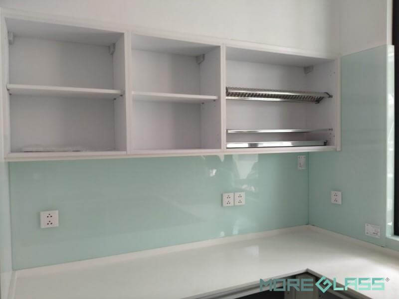 Mẫu kính màu ốp bếp
